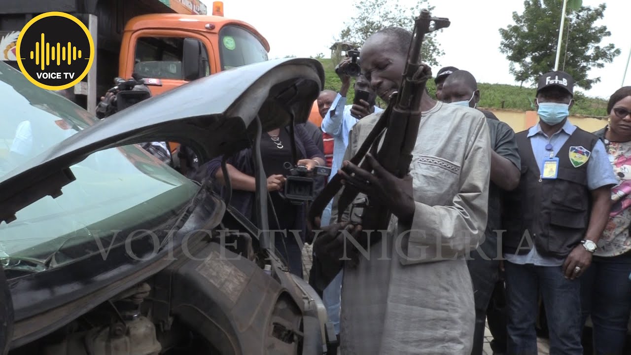 Посмотрите, как 60-летний мужчина передал АК-47 пастухам фулани для операции по похищению людей в...