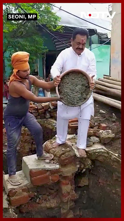 Man Falls Into 6-Ft Deep Pit Trying To Get A Perfect Photo During Temple Shramdaan In MP's Seoni