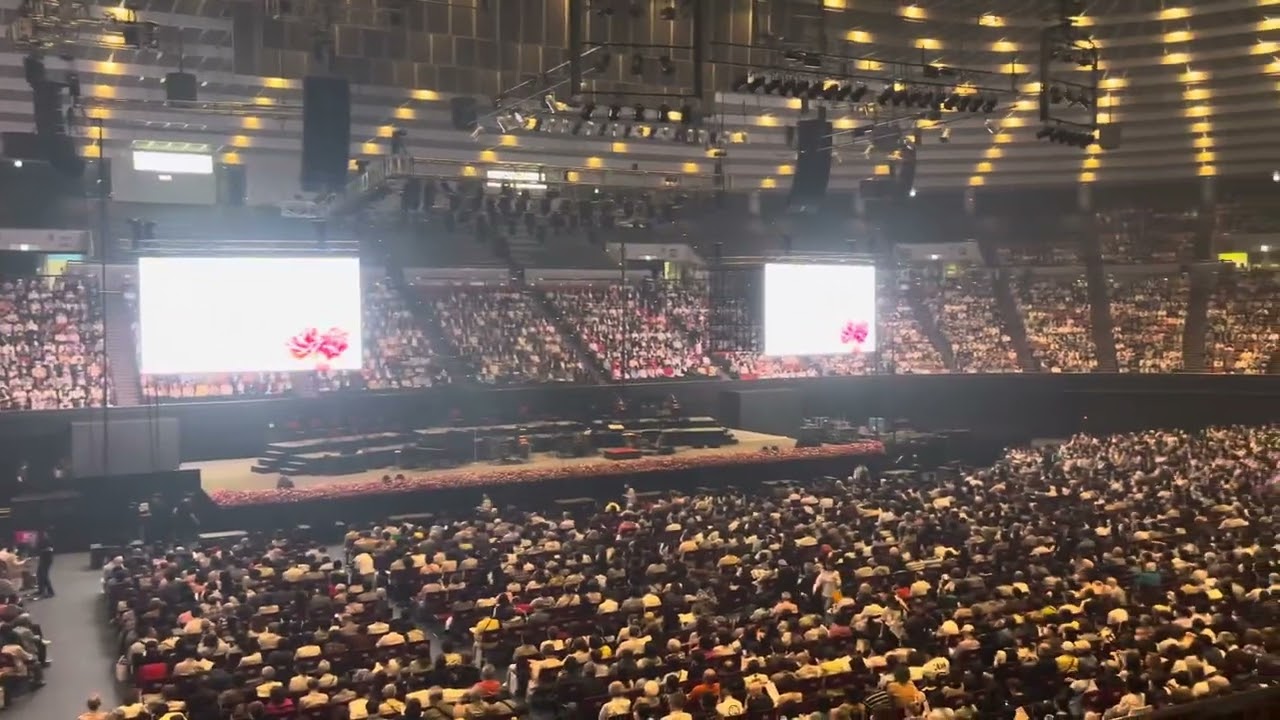 昨日妻と大阪城ホールで　第19回母に感謝の　コンサートを鑑賞してきました。