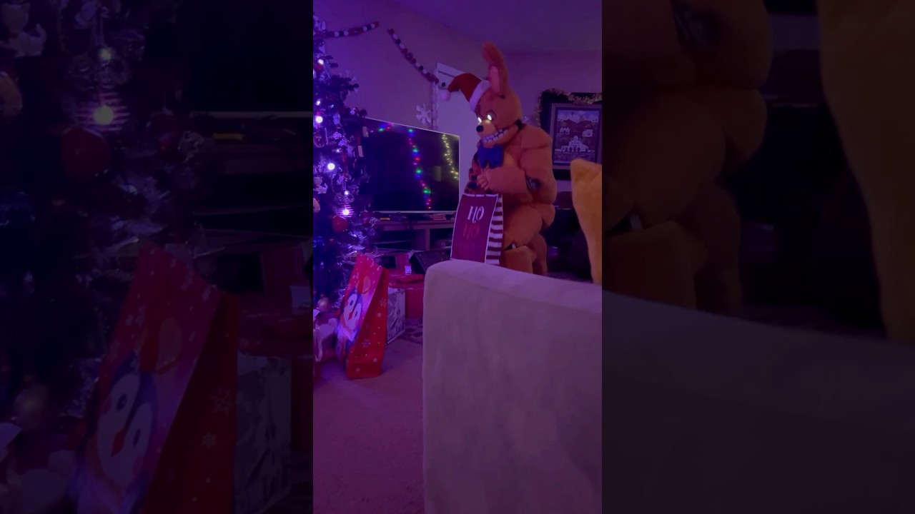 Santa Afton delivering presents🎁🎄 #fnaf #fnafcosplay #wiliamafton #springtrap #cosplay ￼