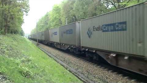 Very loud Trainhorn!!! 2 E186 Traxx electric locomotives Lokomotion/Railpool with Container Train.