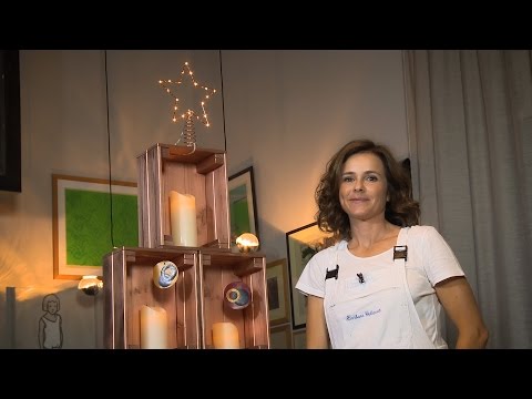 Albero di Natale fai da te con cassette di legno e candele a led