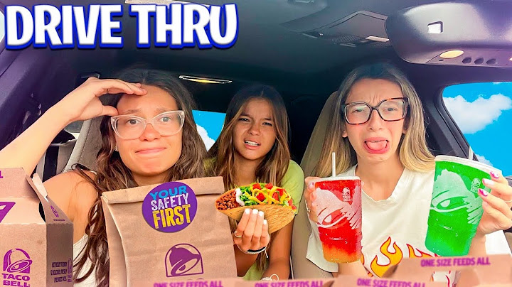 PEDINDO E COMENDO TUDO QUE A PESSOA DA FRENTE ESCOLHEU NO DRIVE THRU com nossa AMIGA MUNDO DA VIVI