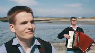 SKIPINNISH FROM THE HIGHLANDS SINGING WALKING ON THE WAVES - SINGER IS A RUNRIG FAN!