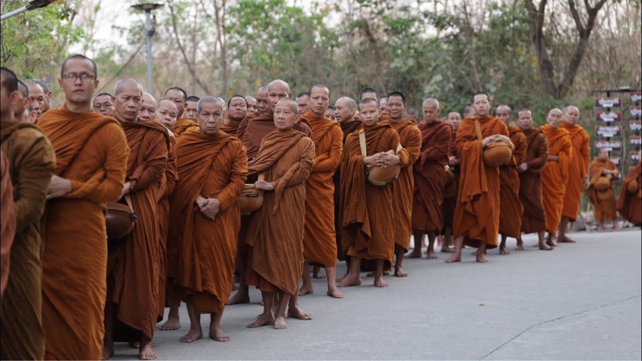 6มีนาคม69  คณะสงฆ์จากพุทธอุทยานทีพักสงฆ์วัดป่าบ่อน้ำพระอินทร์ ออกบิณฑบาตที่ตลาดชายแดนช่องเม็ก