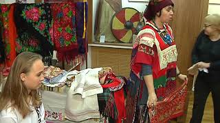 Курян научили повязывать русские платки