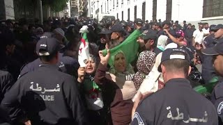 Contestation en Algérie, la police empêche la marche étudiante. Une première.