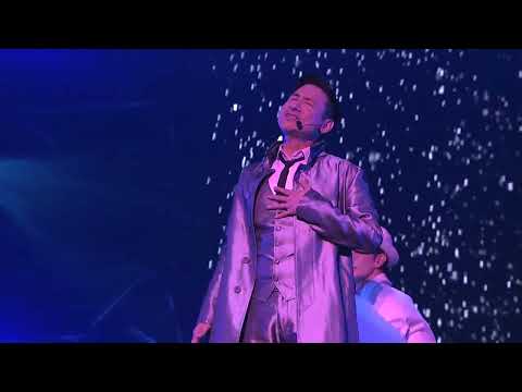 張學友 人在雨中 (Live) - 張學友 1/2世紀世界巡迴演唱會 2012