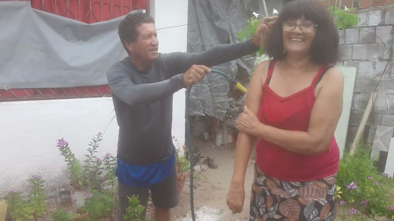 Maria  peruqinha. Tomou   banho  de  mangueira. Kkkkkkk..