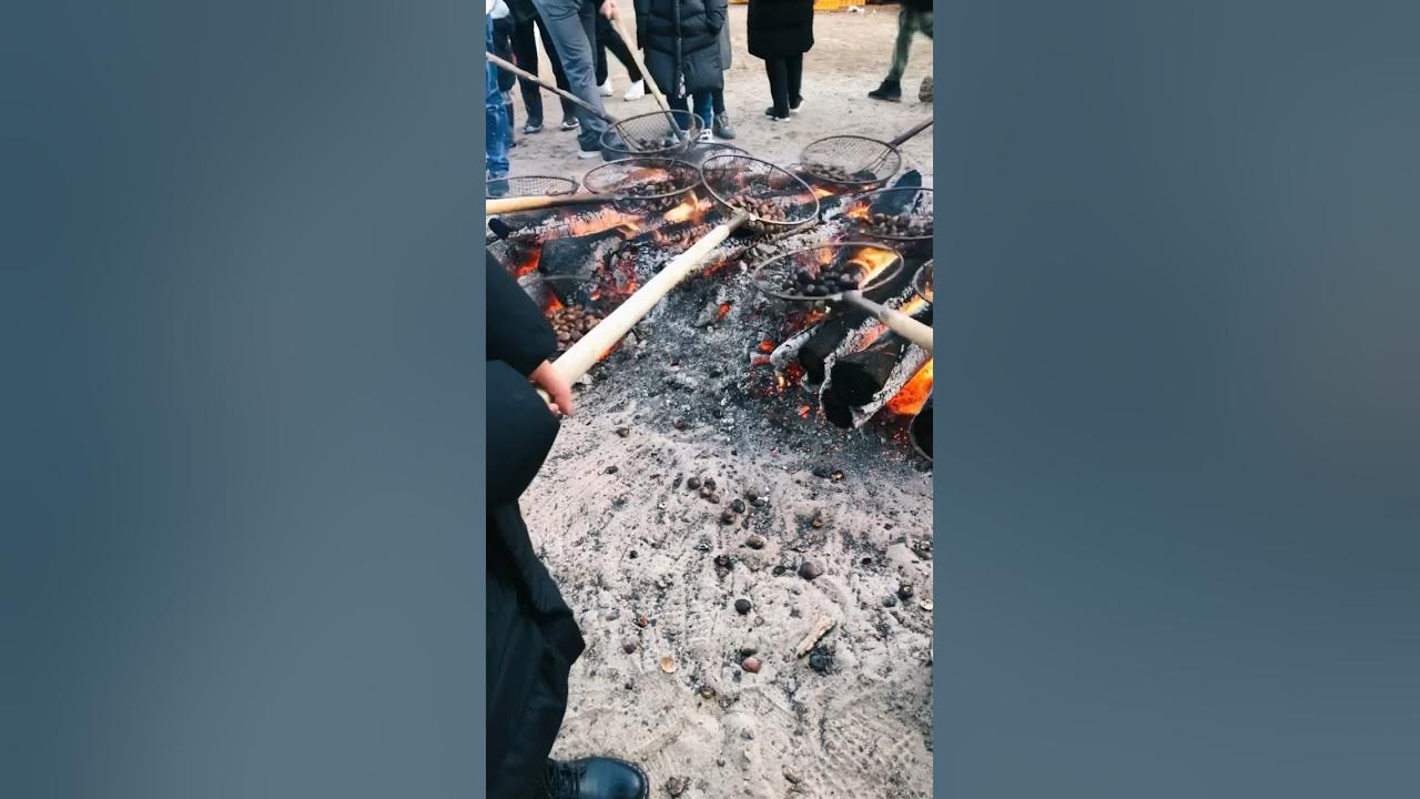 Жарят каштаны - YouTube