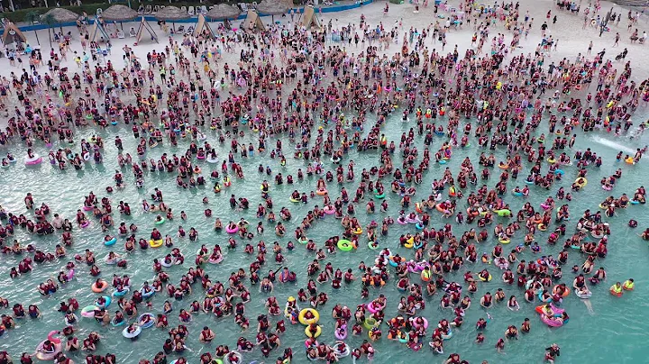 Thousands cool off in pool as heatwave strikes China's Zhengzhou | AFP - DayDayNews