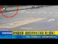 疲勞駕駛? 代駕騎共享機車自撞 號誌桿倒砸頭亡 驚悚畫面曝! 撞號誌桿倒地又被砸 騎士重傷亡 送醫救不回! 騎士撞斷號誌桿亡 家屬崩潰認屍｜三立新聞LIVE