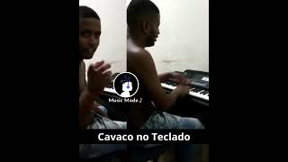 CAVAQUINHO NO TECLADO🎹 #basscover #drumcover #feed  #groove #baixobrasil #cavacosolo #contrabaixo