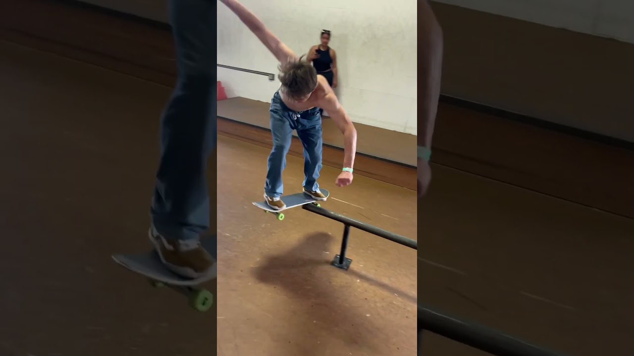 Hardflip backside lipslide