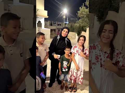 ام نمر نزلت من السيارة عشان تتصور مع الناس الي بحبوها