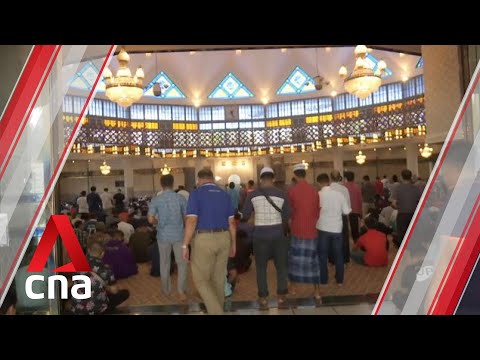 malaysia-proceeds-with-friday-prayers-at-mosques-amid-covid-19-outbreak