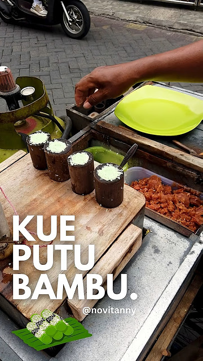 KUE TRADISIONAL PUTU BAMBU LEWAT DEPAN RUMAH #kuliner #streetfood #kueputubambu #shorts #surabaya