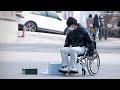 휠체어 탄 남성이 짐을 떨어트린다면?