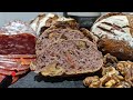 Recette du pain au beaujolais avec des noix et du saucisson