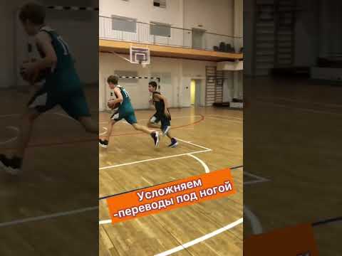 Тренировка игры 1х1, с реакцией нападающего на движение защитника