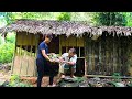 With ingredients available at home, Ms. Hien made banana cakes to visit the sick and lonely old man