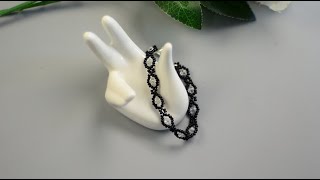 Beebeecraft instruction on how to make black bracelet with seed beads and glass beads.