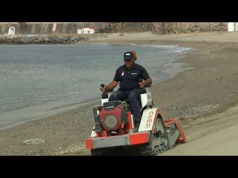 Una nueva cribadora se encarga de la limpieza de las playas