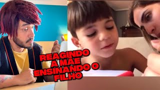 Reagindo A Mãe Ensinando O Filho