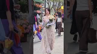 Street flower delivery: a healing and surprising moment. The ritual of a bouquet of flowers never