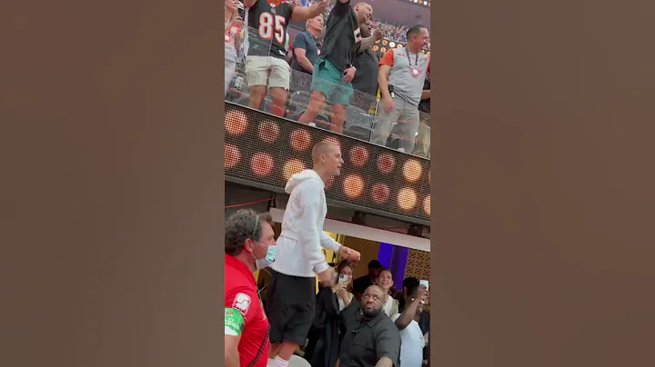 Justin Bieber Enjoying Eminem @ Super Bowl LVI 🏈🌴🎶 #sblvi #pepsihalftime #justinbieber #eminem #la - 天天要闻