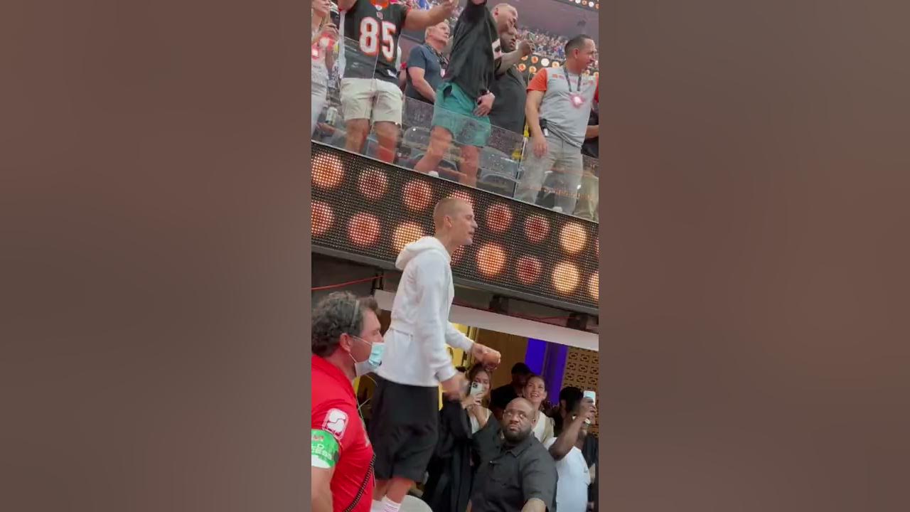 Justin Bieber Enjoying Eminem @ Super Bowl LVI 🏈🌴🎶 #sblvi #pepsihalftime #justinbieber #eminem #la