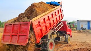 Dump Truk Toyota DYNA Pengangkut Tanah Jomplang Muatan Full Bak Menggunung