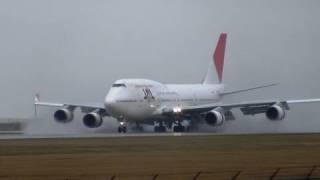 Japan Airlines B747-400 nice landing in the rain - YVR