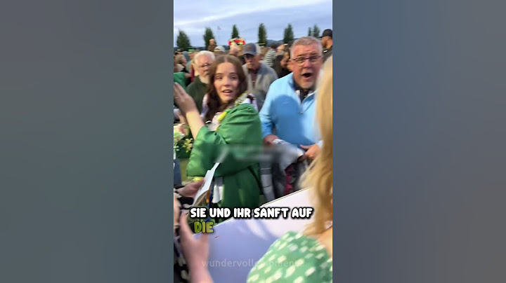 She came from another country and surprised her best friend at graduation!! 🥹🎓