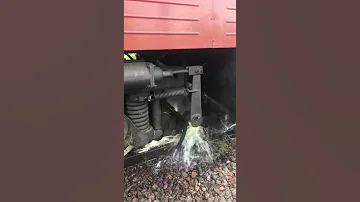 Дизельное топливо. Пробитый бак тепловоза.