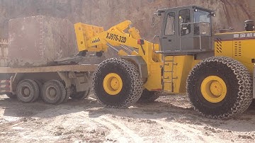 XJ976-32D Stone block handler equipment/arrangement is working on quarry