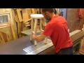 Comment mettre  niveau les pieds dun tabouret ou dune chaise  sur une scie  table