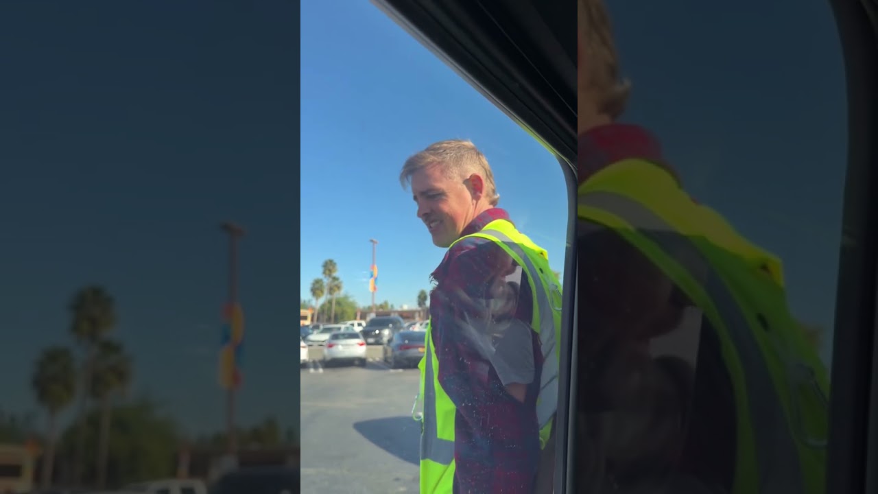 Tapferer Papa bringt mit dem Roller Lebensmittel für die Familie nach Hause 🥹