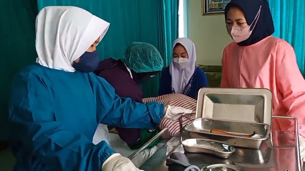 praktik tindakan membantu partus dengan kasus "DISTOSIA BAHU"