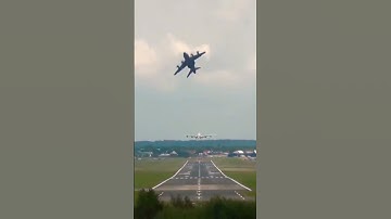 Thumbnail of "take off dan landing pesawat secara bersamaan 😮"#viralvideo #videoshort