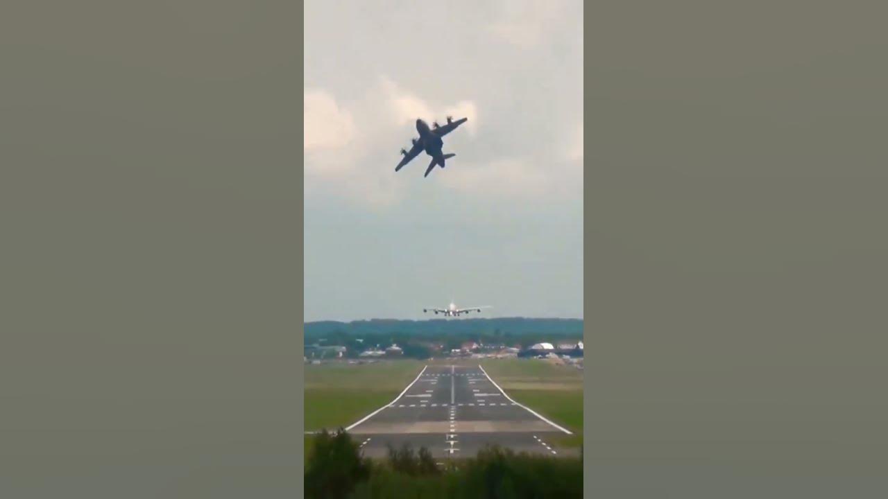 "take off dan landing pesawat secara bersamaan ๐ฎ"#viralvideo #videoshort "take off dan landing pesawat secara bersamaan ๐ฎ"#viralvideo #videoshort