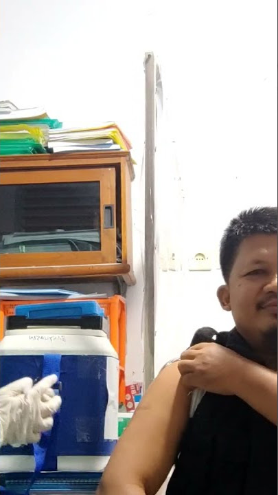EKSPRESI LUCU PAK MANTRI, SAAT DISUNTIK IMUNISASI