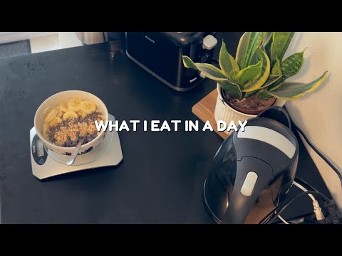 WHAT I EAT IN A DAY *as a lazy vegetarian* | Charly Maria