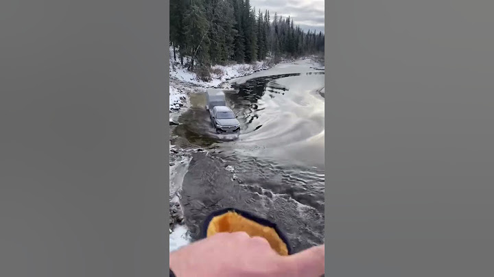 Impressive VW Touareg drives through ice river with trailer!
