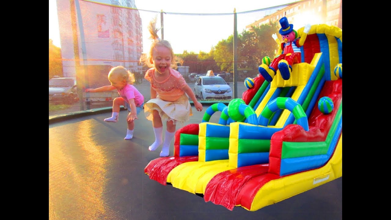 губы батуты песня. батут это весело. батутов астрахань олимпик. надувной большой рот. девушка прыгает на надувном батуте.