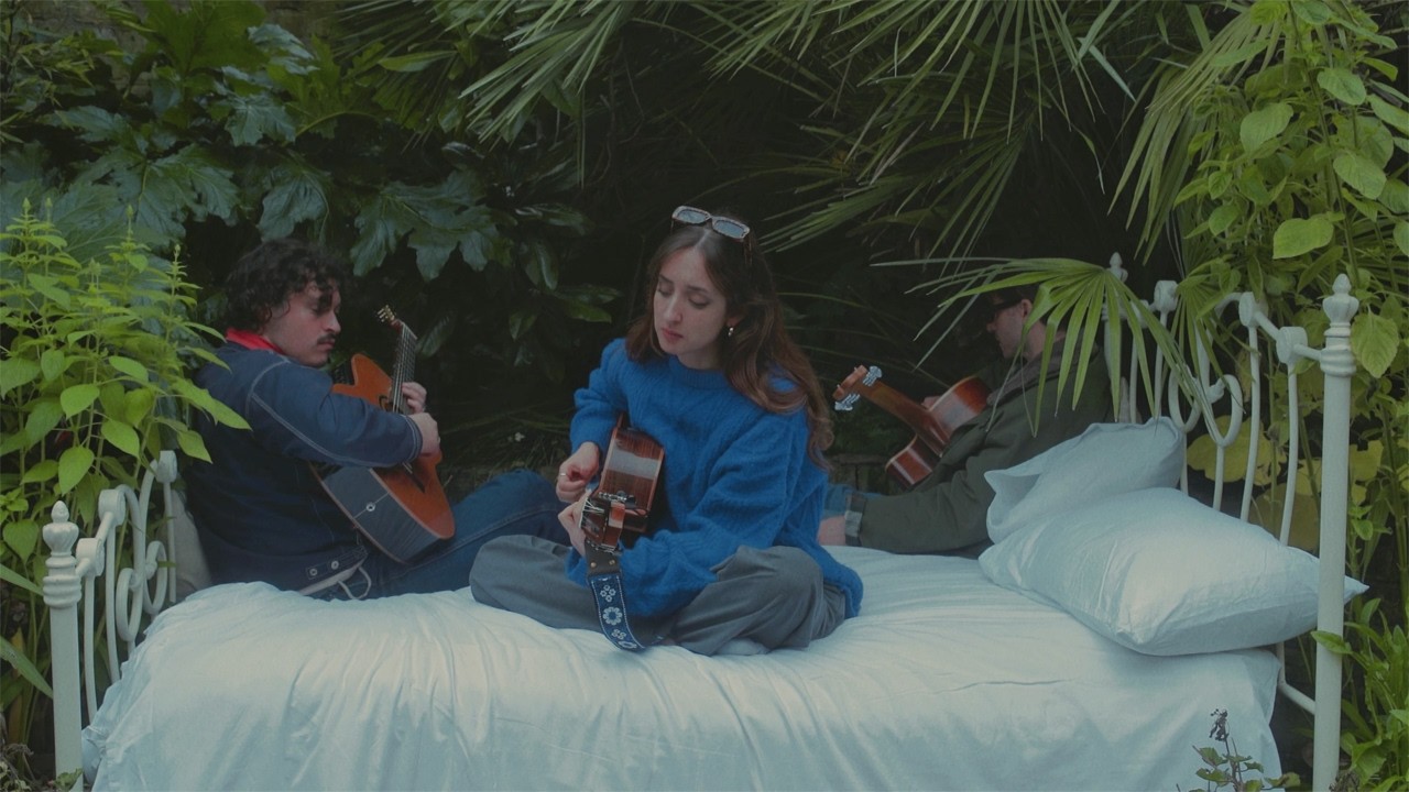 Guarda Krystyn - Red Wine (Live From The Garden) su YouTube Guarda Krystyn - Red Wine (Live From The Garden) su YouTube