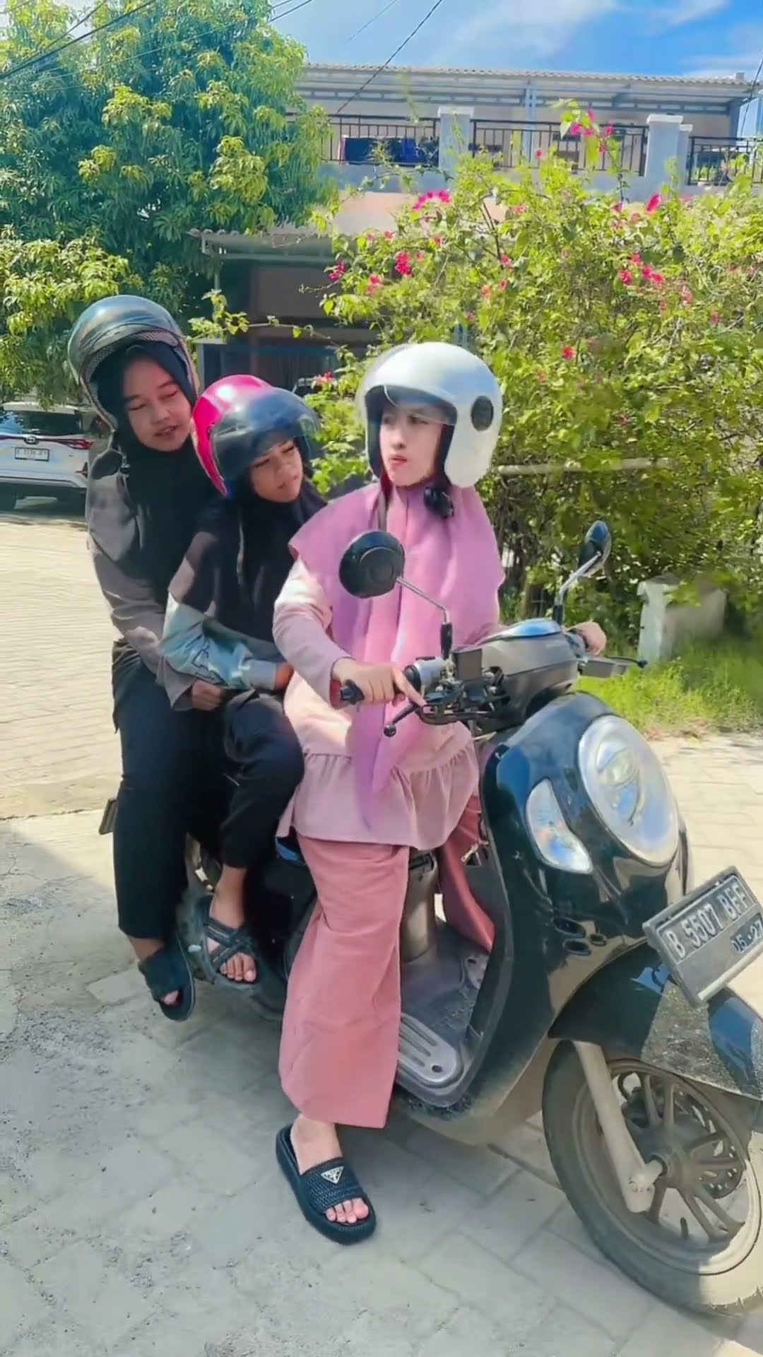 SURUH SIAPA NGEBUNTUT MULU ?