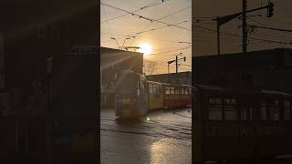 Download Lagu Tramvaiele colorate V3A-CH-PPC #136 și #172 părăsind ambele stația “Șoseaua Giurgiului” pe linia 19 MP3