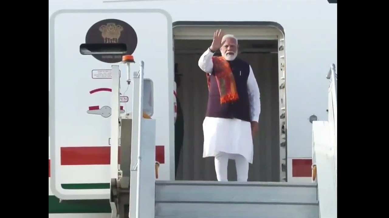 संसद चले देश में मोदी चले विदेश में