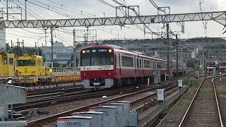 京急線35普通浦賀行き1000形667が停車中！普通品川行き1000形306と1A快特三崎口行き2100形65、快特青砥行き1000形048、25Dエアポート急行逗子・葉山行き1000形607が走行！